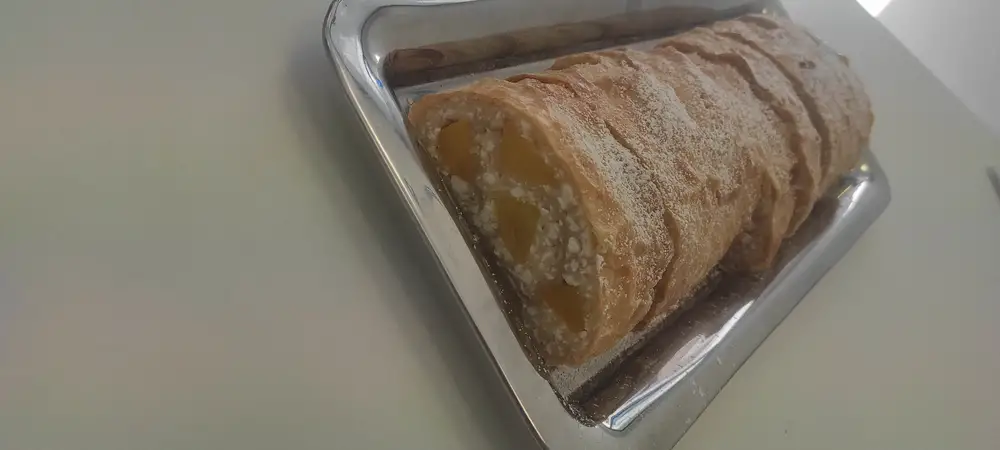 Tvarohovo-broskyňová 1,800g (celá noha ,štrúdla s lístkového cesta)