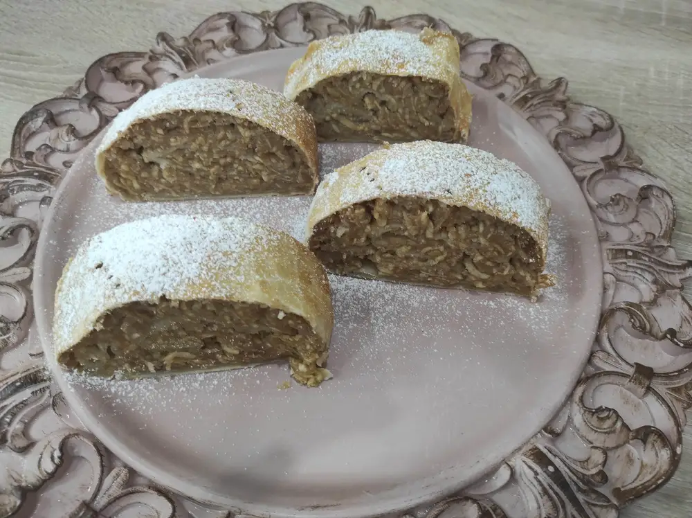 Orechovo-jablková štrúdla 1,400g (celá noha,štrúdla s lístkového cesta)