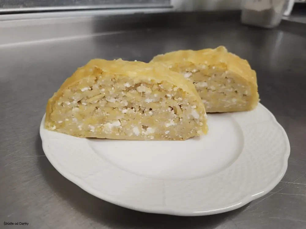 Tvarohovo-jablková štrúdla 130g ( štrúdla s ťahaneho cesta)