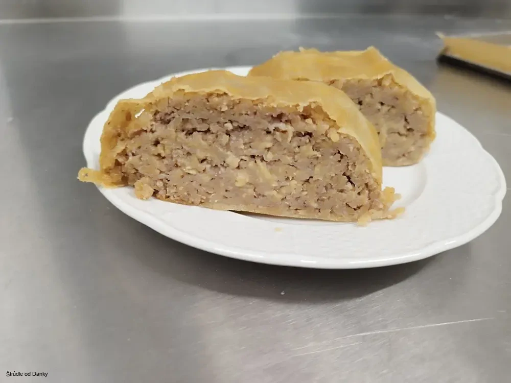 Orechovo-jablková štrúdla 130g ( štrúdla s ťahaneho cesta)
