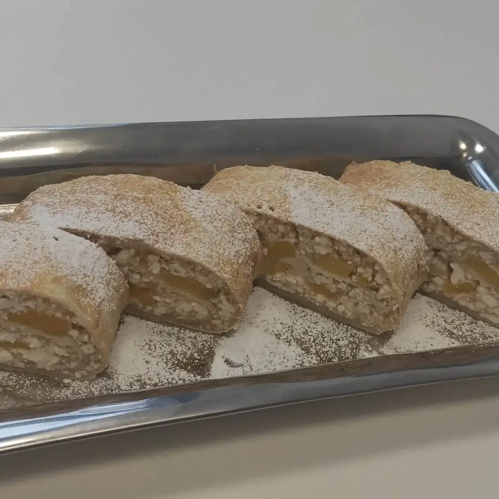 Tvarohovo-broskyňová 1,800g (celá noha ,štrúdla s lístkového cesta)