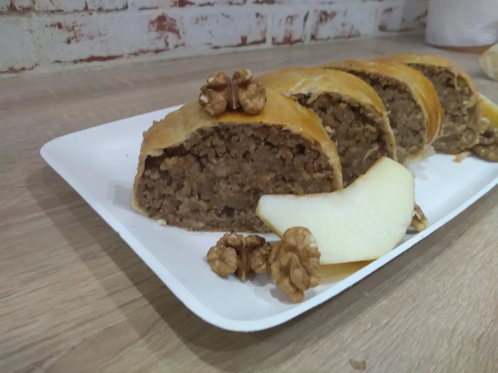 Orechovo-jablková štrúdla 1,400g (celá noha,štrúdla s lístkového cesta)