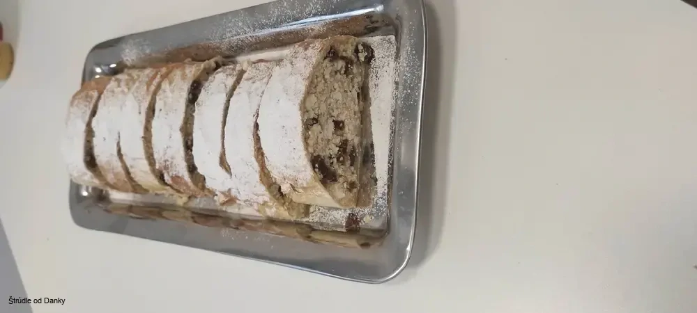 Tvarohovo-hrozienková 1,800g (celá noha,;štrúdla s lístkového cesta)