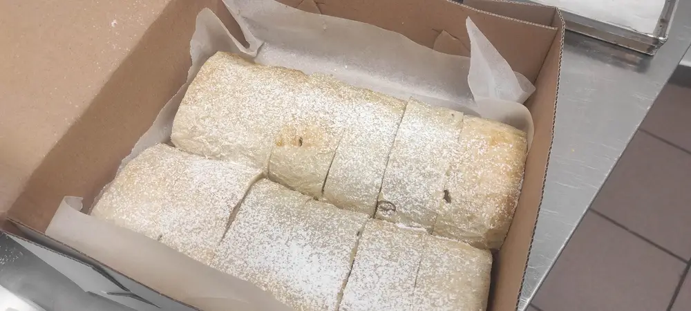 Jablková štrúdla 1,600g (celá noha ,štrúdla s lístkového cesta)