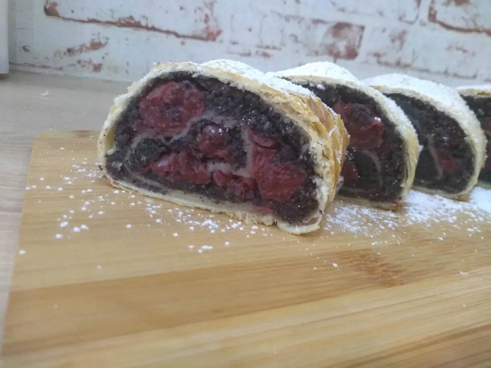 Makovo-višňová štrúdla 1,200g  (celá noha, štrúdla s lístkového cesta)