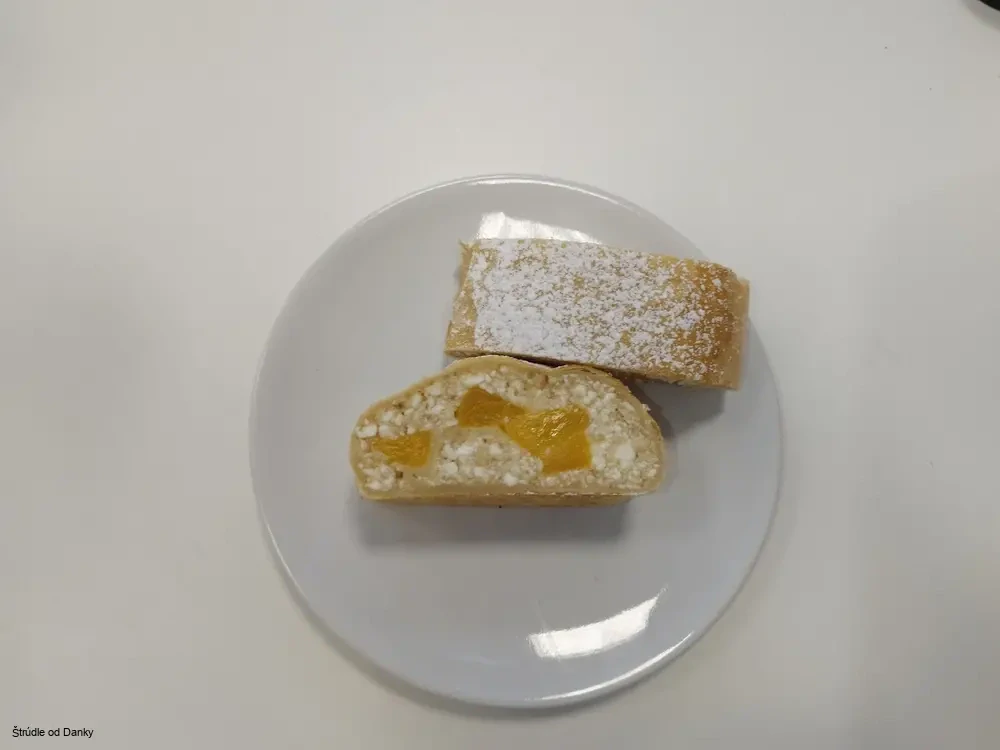 Tvarohovo-broskyňová 1,800g (celá noha ,štrúdla s lístkového cesta)