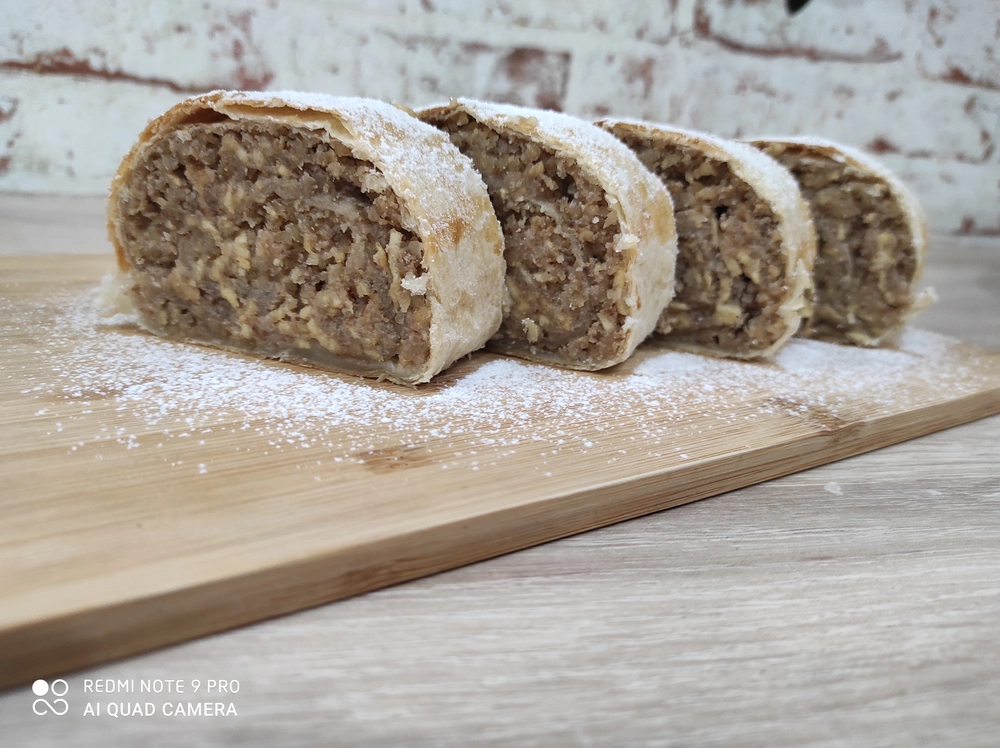 Orechovo-jablková štrúdla 1,400g (celá noha,štrúdla s lístkového cesta)