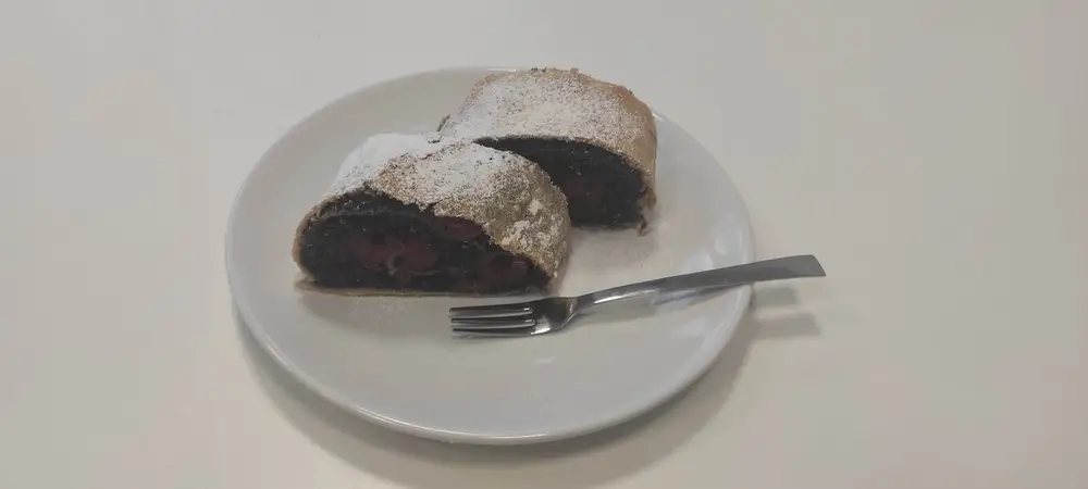Makovo-višňová štrúdla 85g ( Štrúdla s ťahaneho cesta)