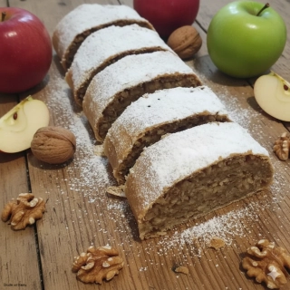 Orechovo-jablková štrúdla 1,400g (celá noha,štrúdla s lístkového cesta)